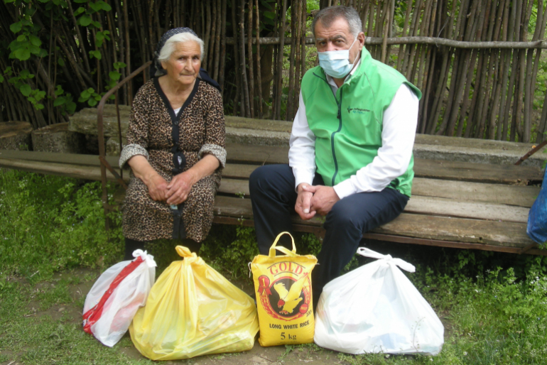 Frau Grigorjan ist von Herzen dankbar für die Nahrungsmittel, die Hoffnungszeichen-Mitarbeiter Wigen Aghanikjan ihr überbringt. Mehrere Wochen lang kann sie sich davon versorgen.