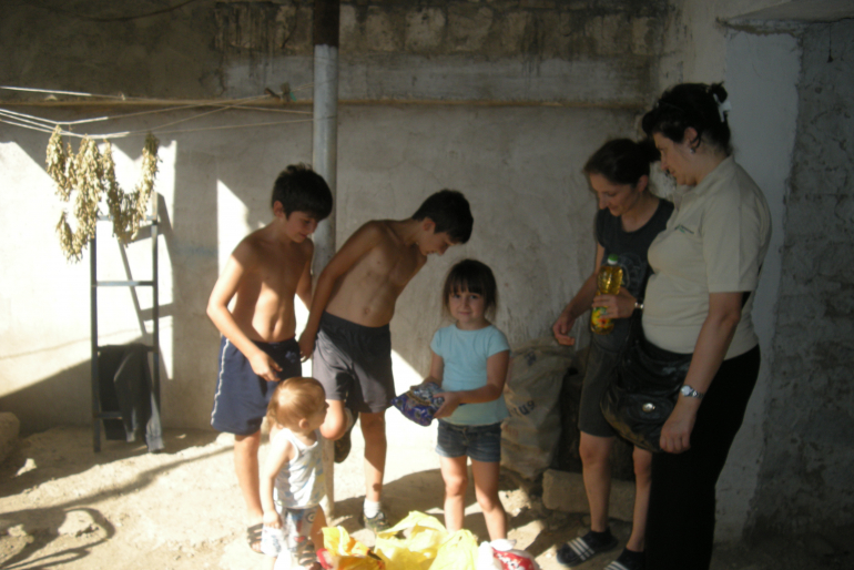 Die Kinder der Familie Lalajan sind aufgeregt: Was ist drin in dem Hilfspaket? Mutter Erna freut sich: Dank unserer Unterstützung kann sie ihren Kindern abwechslungsreiche Mahlzeiten zubereiten.