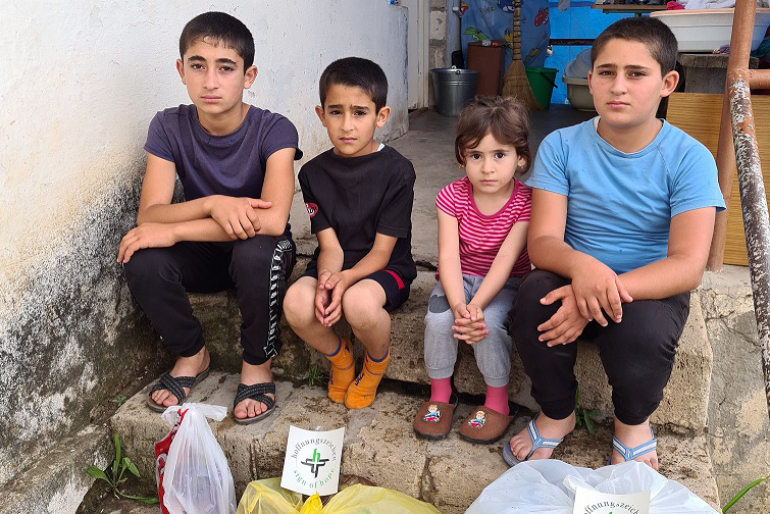 Die Kinder der Familie Gharabekyan sind allein zu Hause, als unsere Mitarbeiter Hilfsgüter überbringen. Die Familie musste wegen des Krieges aus ihrem Heimatort fliehen und lebt jetzt in einem anderen Dorf in Bergkarabach.