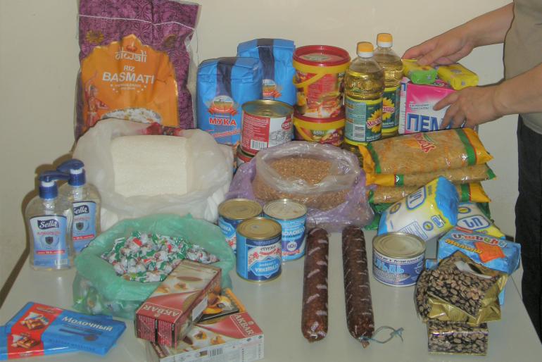 Ein Hilfspaket von Hoffnungszeichen enthält Nahrungsmittel wie Reis, Nudeln oder Speiseöl sowie Konserven, Dauerwurst und auch Wasch- und Desinfektionsmittel. Es hilft einer verarmten Familie mehrere Wochen.