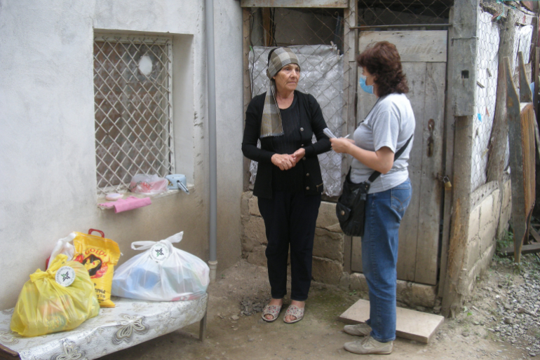 Noch im September, wenige Tage vor Beginn der Kämpfe in Bergkarabach, erhielt Rebekka Mirzoyan von unseren Mitarbeitern ein Lebensmittelpaket. Auch die Not jener, die während des Krieges in ihrer Heimat ausharrten, ist groß.