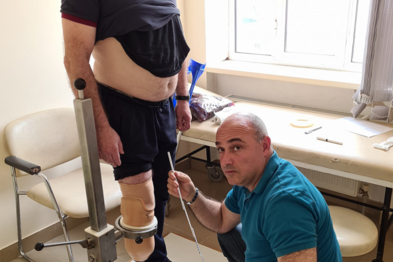 Viele Menschen sind zu Invaliden geworden. Im Prothesenzentrum in Bergkarabachs Hauptstadt Stepanakert erhält Tigran Harityunyan, der im April auf eine Mine getreten ist, eine Beinprothese.