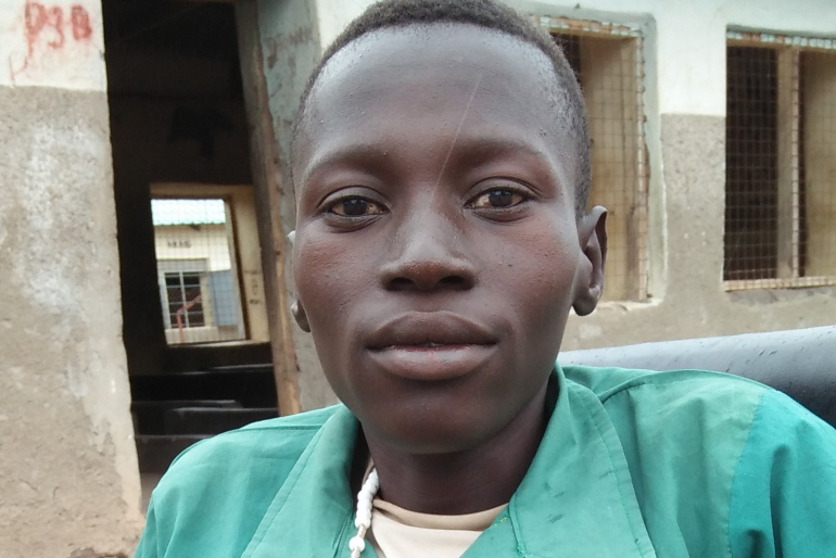 John Barabbas kann mit Unterstützung des Hoffnungszeichen-Projektes „Bildung  schenkt Zukunft“ eine Schule in der Diözese Rumbek besuchen.