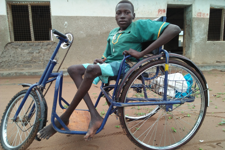 Durch das Förderprojekt hat John Barrabas ein sogenanntes „Handbike“ erhalten, mit dem der gelähmte 20-Jährige den Schulweg bewältigt. Ansonsten wäre das unmöglich.