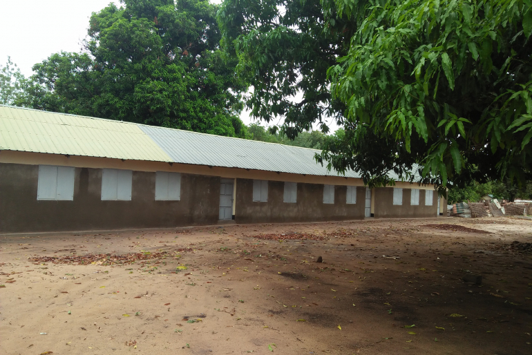 Johns Schule, die Comboni-Grundschule, ist eine der zwölf Schulen in der Diözese Rumbek, die dank des Projektes neue Unterrichtsräume erhalten. Sobald die  coronabedingte Schulschließung aufgehoben wird, beginnt für John in den frisch renovierten Räumen der Unterricht.