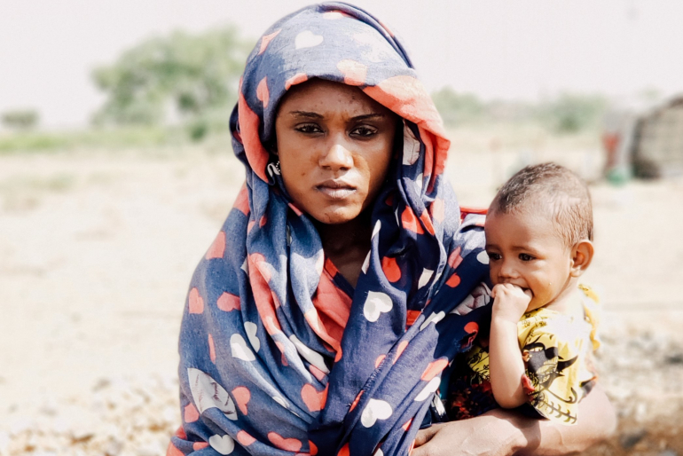 Auch Amal lebt mit ihren Kindern im Flüchtlingslager Al-Zalam. Die 35-Jährige erbettelt Speisereste und verkauft gesammelte Abfälle, um ihre Kinder durchzubringen.