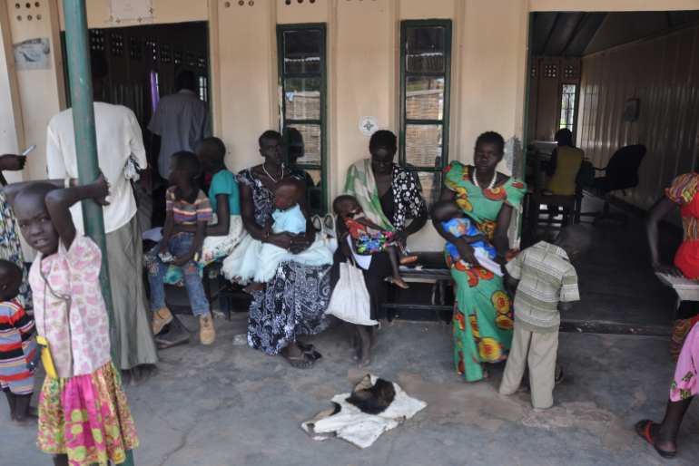 Die Klinik der Diözese Rumbek ist für verzweifelte Mütter oft die letzte Hoff- nung – hier erhalten sie medizinische Hilfe und Nahrung für ihre kranken Kinder.