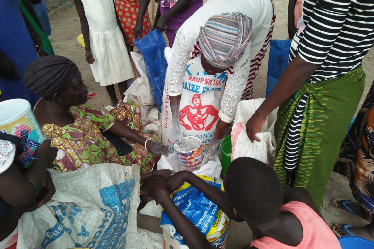 Hilfslieferungen nehmen Notleidenden die Sorge um die tägliche Mahlzeit. Begünstigte erhalten Nahrungsmittel wie Sorghum-Mehl, Bohnen und Reis.