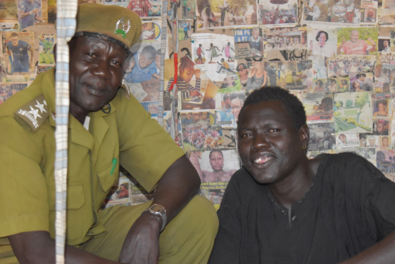 Auch Gefängniswärter Jacob Maker setzt sich für die Kranken ein und möchte ihnen eine Perspektive schenken; dank einer medizinischen Ausbildung im Rahmen des Hoffnungszeichen-Projektes kann er bei der Genesung helfen.