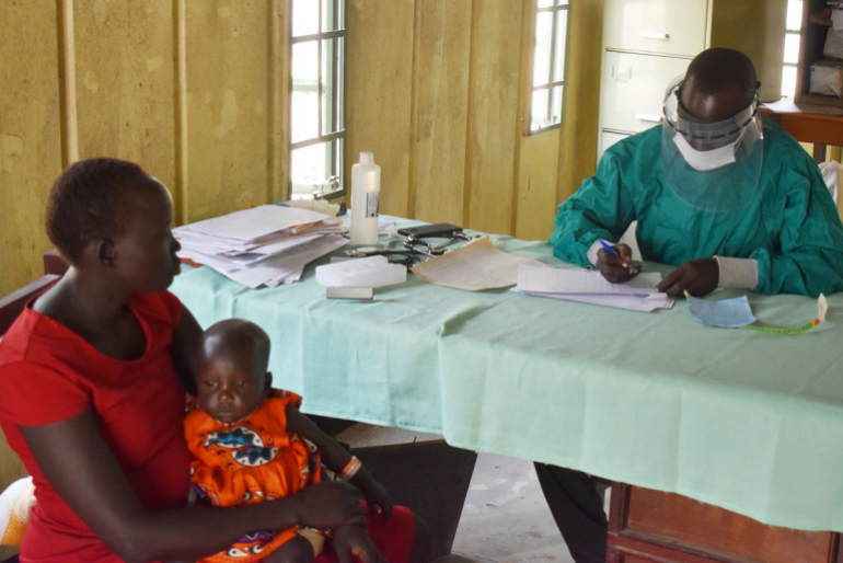 Viele Mütter kommen mit ihren Kindern in die Klinik nach Rumbek in der Hoffnung auf Hilfe. Ernährungsberater Chol Ajuong nimmt sich für jeden kleinen Patienten Zeit …