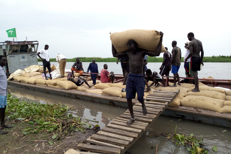 Um den Rückkehrern ihren Neustart zu ermöglichen, möchten wir 750 besonders bedürftige Familien mit Nahrungsmitteln unterstützen. Das abgelegene Dorf ist am besten auf dem Wasserweg zu erreichen.