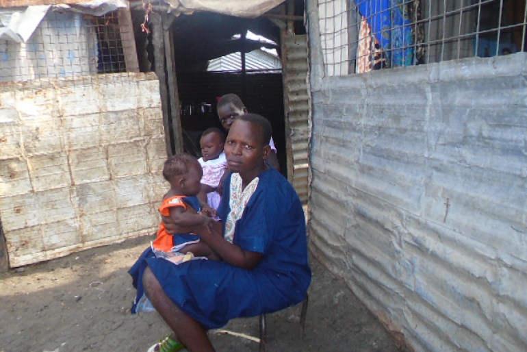 Angesa George versucht, ihre vier Kinder mit den Erträgen ihres kleinen Feldes  zu ernähren, doch Überschwemmungen machten ihre erste Ernte zunichte.  Ohne die Lebensmittel von Hoffnungszeichen käme die Familie nicht zurecht.