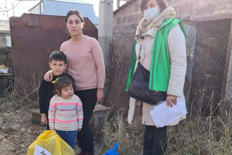 Den Papoyans fehlt es wie vielen weiteren Geflüchteten am Nötigsten. Unsere Mitarbeiterin Aljona Zeytunyan (re.) bringt der Familie Hilfsgüter. Mutter Armine ist sehr dankbar.