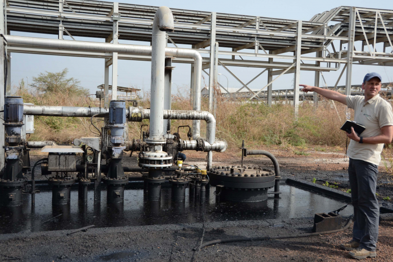 Mit einem Team aus Wissenschaftlern dokumentierte Menschenrechtsexperte Klaus Stieglitz die unsachgemäße Förderung und Verarbeitung von Rohöl – hier in der Weiterverarbeitungsanlage von Thar Jath.
