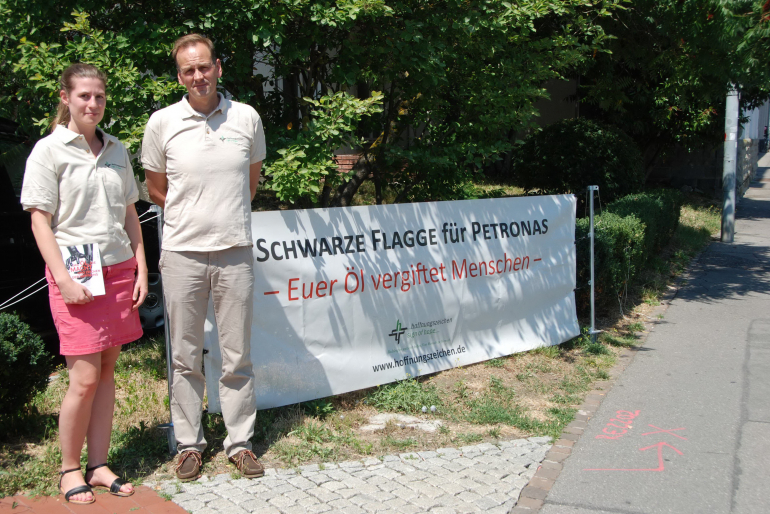 Menschenrechtsarbeit mit langem Atem – in einer breit angelegten Aufklärungskampagne macht das Menschenrechtsteam von Hoffnungszeichen auf das Vergehen an Mensch und Umwelt aufmerksam.