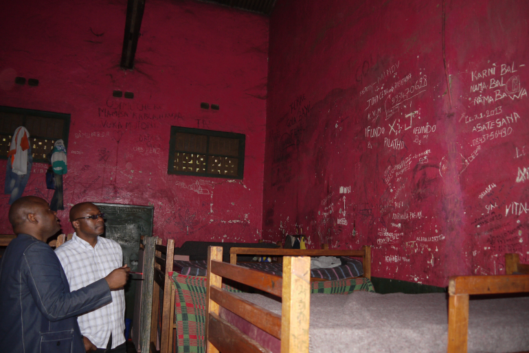 Mitarbeiter von PEDER besichtigen eine Gemeinschaftszelle im Jugendgefängnis von Bukavu. Auch Asifiwe war in einem solchen Raum untergebracht. Die Haftbedingungen und die juristische Betreuung für Minderjährige sind katastrophal.