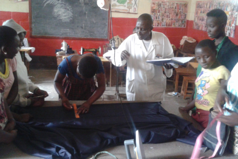 PEDER bietet den Kindern und Jugendlichen neben rechtlicher Hilfe und psychosozialer Begleitung auch Obdach, Nahrung, Unterricht und Ausbildung in einem geschützten Rahmen (im Bild: Schneiderausbildung).