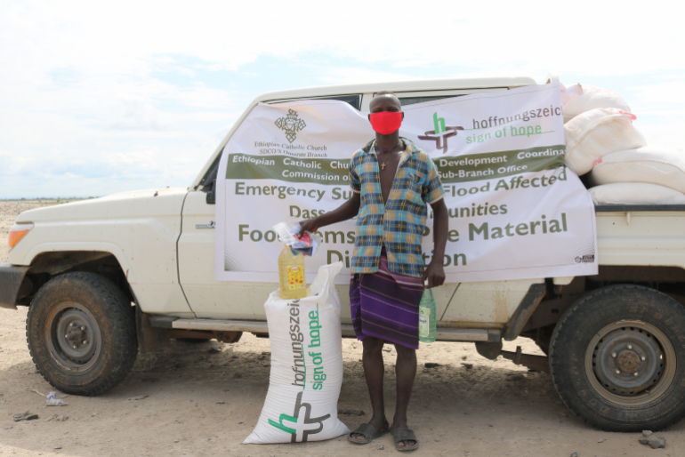 Hilfsgüter von Hoffnungszeichen schenken Giber Bershemen Zuversicht. Mit  den Lebensmitteln kann er seine Liebsten ernähren; Masken und Seife helfen  im Kampf gegen das Coronavirus.
