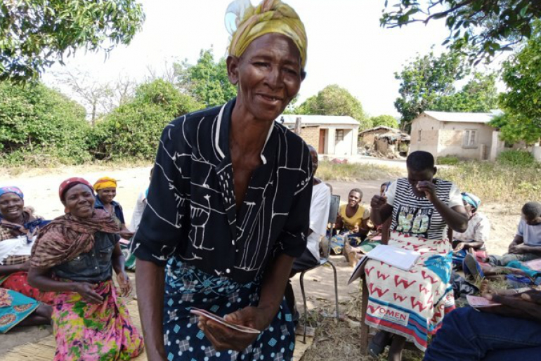 Kleinbäuerin Margaret Mbewe nimmt mit Erfolg an landwirtschaftlichen Schulungen teil. Dadurch verbessert sie ihre Anbaumethoden und kann ihre Ernteerträge deutlich steigern. So hat ihre Familie mehr zu essen.