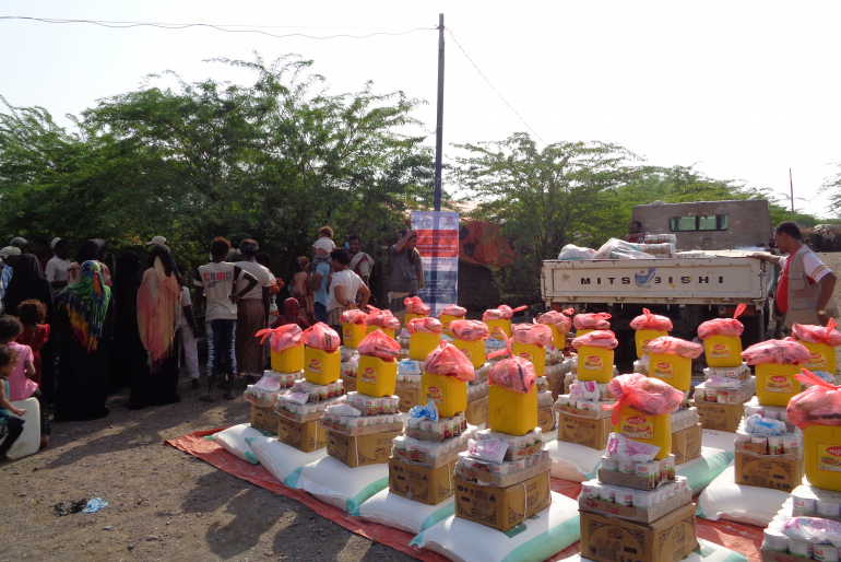 Gemeinsam mit unserem einheimischen Projektpartner helfen wir Familien wie der von Marwa durch die Verteilung von Nahrungsmitteln bzw. durch die Ausgabe von Lebensmittelgutscheinen.