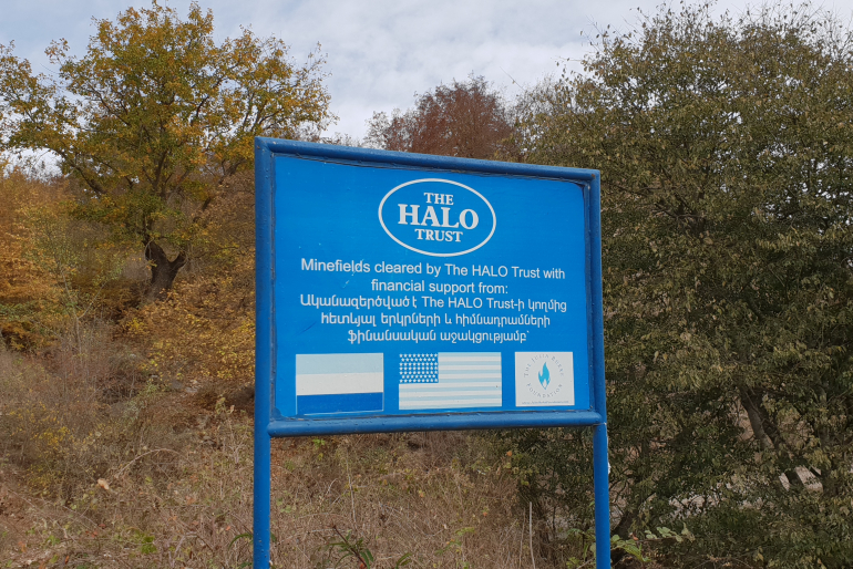 Noch immer sind weite Teile Bergkarabachs vermint. Blaue Schilder der Organisation HALO Trust zeigen, welche Gebiete Minen-frei sind. Ständige Angst vor einem erneuten Kriegsausbruch und Armut zermürben die Menschen.