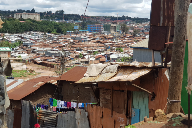 Kibera gilt mit rund 250.000 Menschen als größter Slum Kenias und ganz  Afrikas. Eingepfercht in kleinen Wellblechhütten leben viele der Familien von  umgerechnet weniger als einem Euro am Tag in extremer Armut.