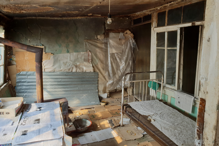 Völlig mittellos muss die Rentnerin auf einem Lattenrost ohne Matratze schlafen. Manchmal hat sie tagelang nichts zu essen.