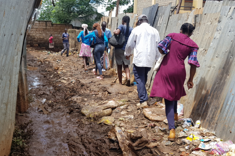 Hygienevorkehrungen gibt es im Armenviertel kaum. Die Wasserversorgung ist  katastrophal, und es fehlt an sanitären Anlagen. Diese Umstände machen die  Einwohner besonders anfällig für das Coronavirus.