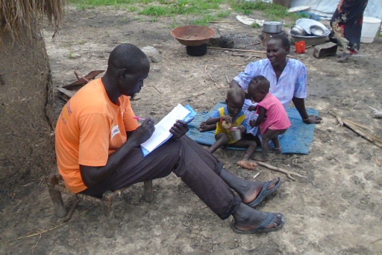Ein Mitarbeiter der Diözese Malakal im Gespräch mit Bewohnern Tongas: Viele  erzählen ihm von ihren Fluchterfahrungen und den aktuellen Sorgen, die sie als  Rückkehrer in der Heimat plagen.