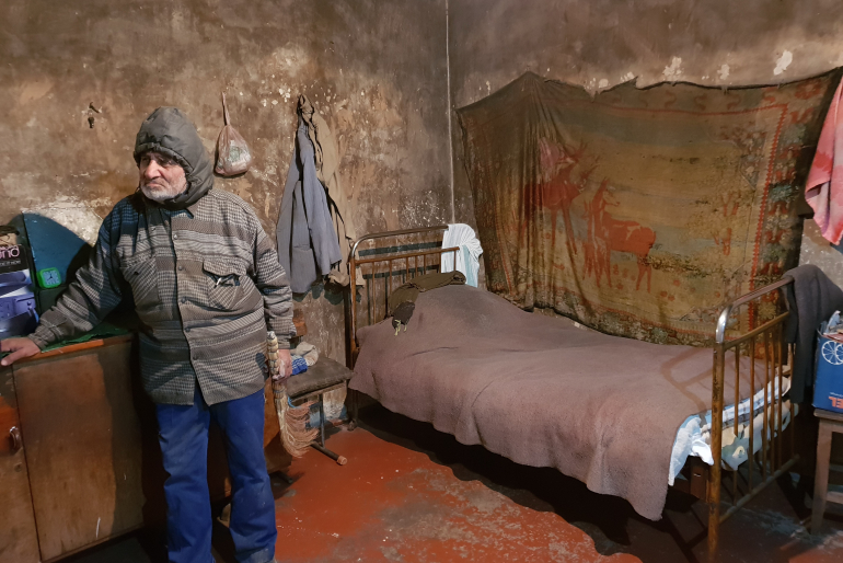 Im tiefsten Winter verbrannte der 79 Jahre alte Joníc Kartaseyan in der Not Plastiktüten und Schuhe, um nicht zu erfrieren. Durch die schädlichen Dämpfe verlor er sein Augenlicht.