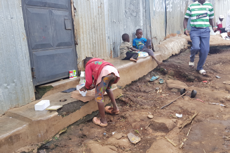 Kinder aus verarmten Familien leiden besonders unter den Auswirkungen der  Corona-Pandemie. Den Haushalten fehlt es an Einkommen und dadurch an  Nahrung für ihre Kleinen. Ein Schulbesuch ist unmöglich.