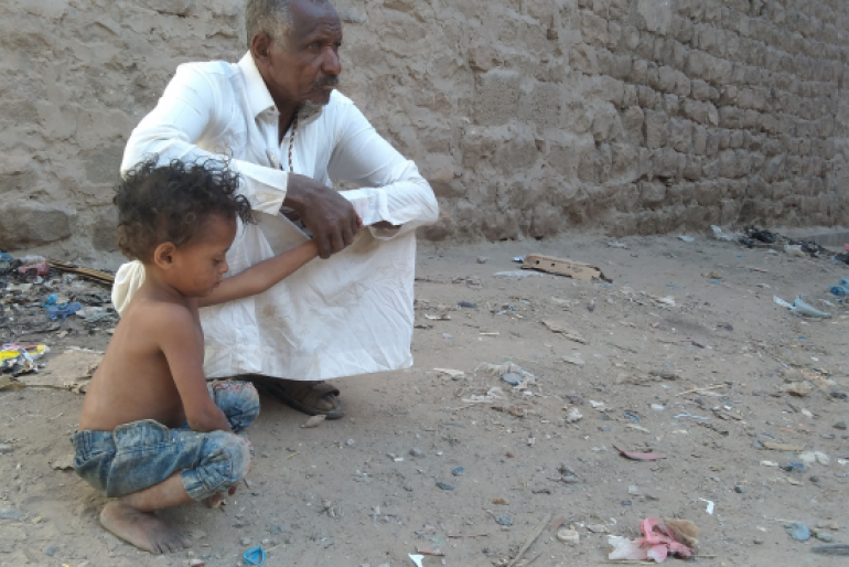 Auch Ahmed Salem sorgt sich um seine Kinder. Es schmerzt den Mann, dass  er als mittel- und arbeitsloser Binnenﬂ üchtling nicht für seine Liebsten sorgen  kann. Die Familie hält sich mit Almosen über Wasser.