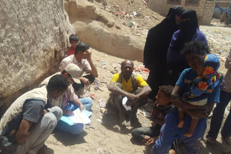 Die Mitarbeiter unserer Partnerorganisation RDP (links) nehmen sich Zeit für  die Sorgen der Menschen – sie hören zu und organisieren Hilfe. Wir möchten  weiteren notleidenden Familien beistehen.