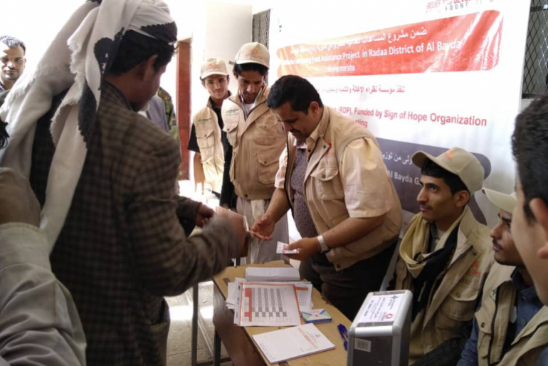 Mithilfe von Gutscheinen erhalten 120 verarmte Familien auf lokalen Märkten und  in Geschäften Nahrungsmittel. So sind der Hunger und die akute Not von knapp  800 Menschen für mehrere Wochen gelindert.