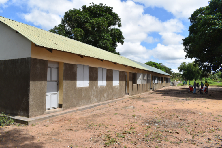 Der Junge besucht die Comboni-Grundschule. Nach einer langen Corona-Pause  beginnt der Unterricht nun in neuen, frisch renovierten Räumen.
