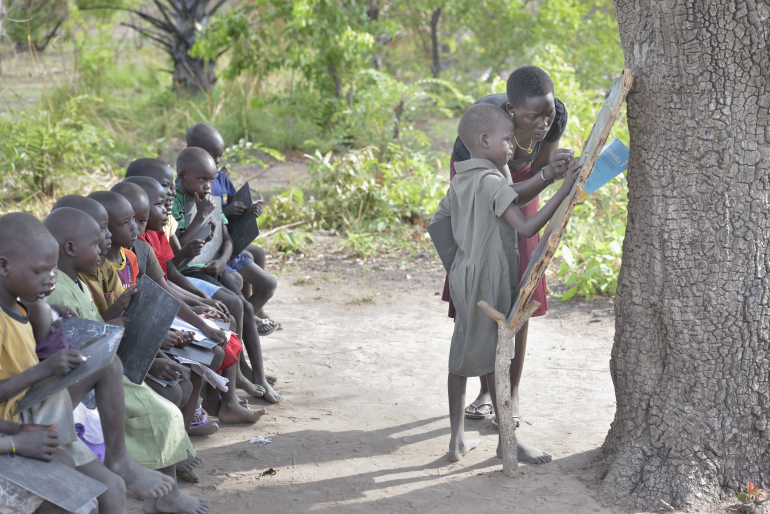 Schulunterricht im Südsudan findet oftmals im Freien unter einem Baum statt. Doch hier sind die Klassen Wind und Wetter ausgesetzt. Bei den Loreto­-Schwestern in Maker Kuei hingegen …