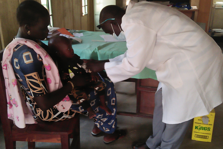 Klinikmitarbeiter wie Chol Ajuong kümmern sich gewissenhaft und fachkundig um ihre kleinen Patienten. Besonders Kinder sind die Leidtragenden von Not und Mangel im Südsudan.