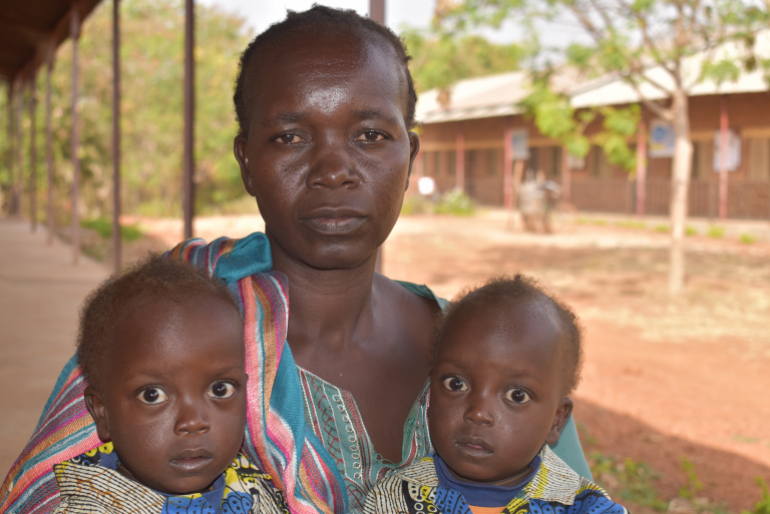 Auch Raice Arakanjelo hat es schwer. Alleine auf sich gestellt versorgt sie vier  Kinder. Ihre zwei Jahre alten Zwillinge Ufo und Ufindo leiden, wie viele andere  Kinder, Hunger. Das Einkommen von Raice ist sehr gering, die Teller sind oft leer.