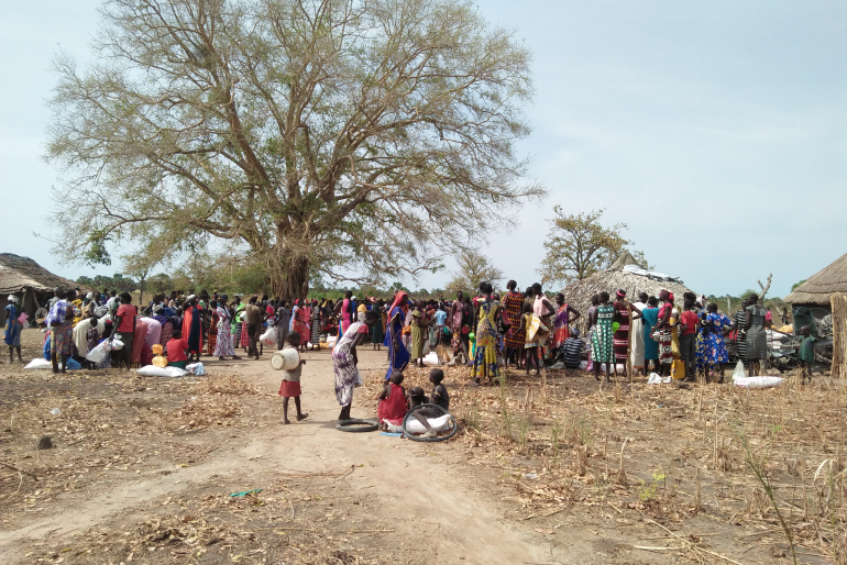 Viele Binnenvertriebene haben sich in der Umgebung der Stadt Rumbek angesiedelt. Es fehlt ihnen an Wasser und Nahrung. Verschärft wird ihre bereits prekäre Situation durch die Corona-Pandemie.