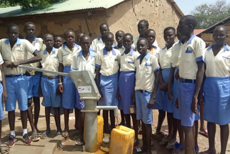 Mit dem Bau von Handbrunnen an vier Grundschulen möchte Hoffnungszeichen die Hygienesituation verbessern und den Kindern endlich einen direkten Zugang zu sauberem Wasser ermöglichen.