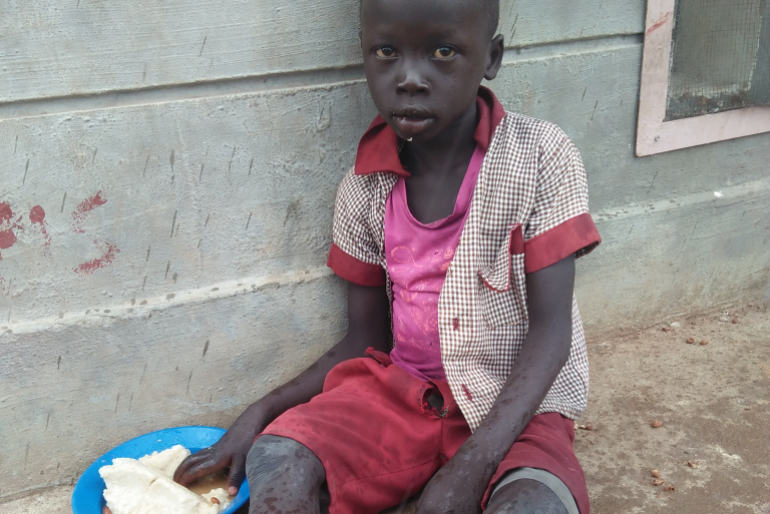 Besonders wichtig neben dem Unterricht sind die Mahlzeiten, die die Schüler er­halten. Reis, Maisbrei oder Bohnen stehen auf dem Speiseplan und geben Energie zum Lernen. Ihre Spende stillt den (Wissens-­)Hunger der Mädchen und Jungen!