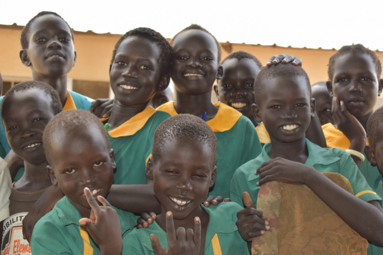 Die Schüler freuen sich, dass ihre Schule wieder geöffnet ist. Hier erhalten die  Jungen und Mädchen Förderung, Betreuung, Schulsachen und auch Schulspeisung.