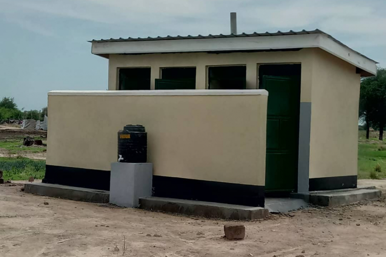 Neben den Schulgebäuden entstehen saubere, neue Latrinen und Waschräume. Zusätzlich werden den Kindern auch wichtige Hygieneregeln vermittelt.