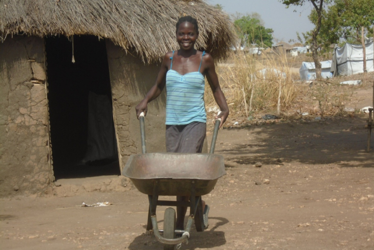 Hoffnung in der Flüchtlingssiedlung: Lilian Sitaraya (24) absolviert eine Ausbildung an der Landwirtschaftsfachschule in Adraa/Uganda. Die Südsudanesin erlernt, wie sie sich und ihre Familie selbst versorgen kann.