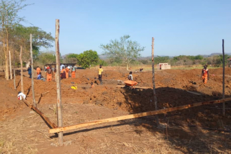 Die meisten Teilnehmer benötigen eine Unterkunft, da ihre Dörfer oder die Flüchtlingscamps zu weit entfernt sind. Die wachsende Schülerzahl erfordert den Bau einer weiteren Herberge – der Baugrund wird bereits vorbereitet.