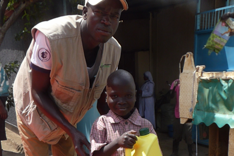 Der kleine Moses (10) hilft unserem Hoffnungszeichen-Mitarbeiter beim Abladen der ersten, in vielen Gemeinden Karamojas so dringend benötigten Hilfsgüter bei den Mutter-Teresa-Schwestern in Moroto.