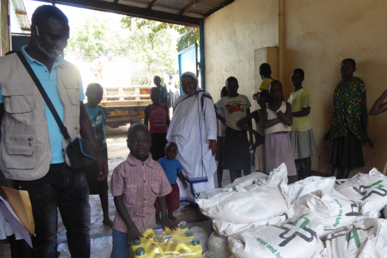 Mit den Nahrungsmitteln werden besonders arme Familien unterstützt, um Man-gelernährung zu mindern. Auch Moses kam als Siebenjähriger krank und halb verhungert zu den Schwestern. Heute ist er gesund und wächst geborgen auf.