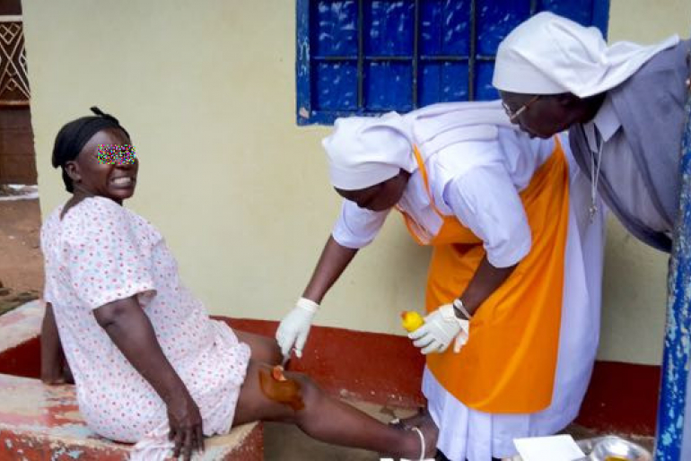 Manche Menschen kommen mit Verletzungen wie Schusswunden und werden von den Schwestern versorgt. Hoffnungszeichen möchte 800 Familien mit Essgeschirr und Seife unterstützen.