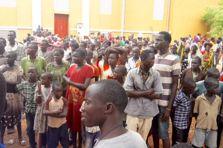 In der Provinzhauptstadt Wau haben sich große Lager mit tausenden Binnenflüchtlingen gebildet. Kirchgemeinden und Organisationen arbeiten zusammen, um Hilfe zu leisten.