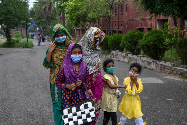 Hunderte Mädchen aus christlichen und buddhistischen Familien werden in Pakistan jedes Jahr entführt und zwangsverheiratet. (Im Bild: Eine katholische Familie in Lahore kommt aus dem Sonntagsgottesdienst.)